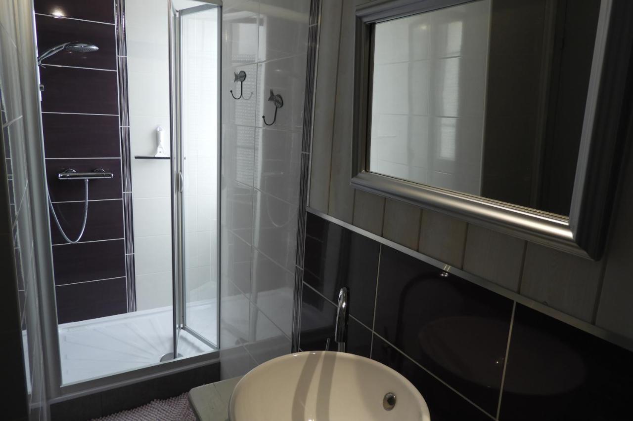 Les Volets Bleus Bed & Breakfast Saint-Guenole ภายนอก รูปภาพ