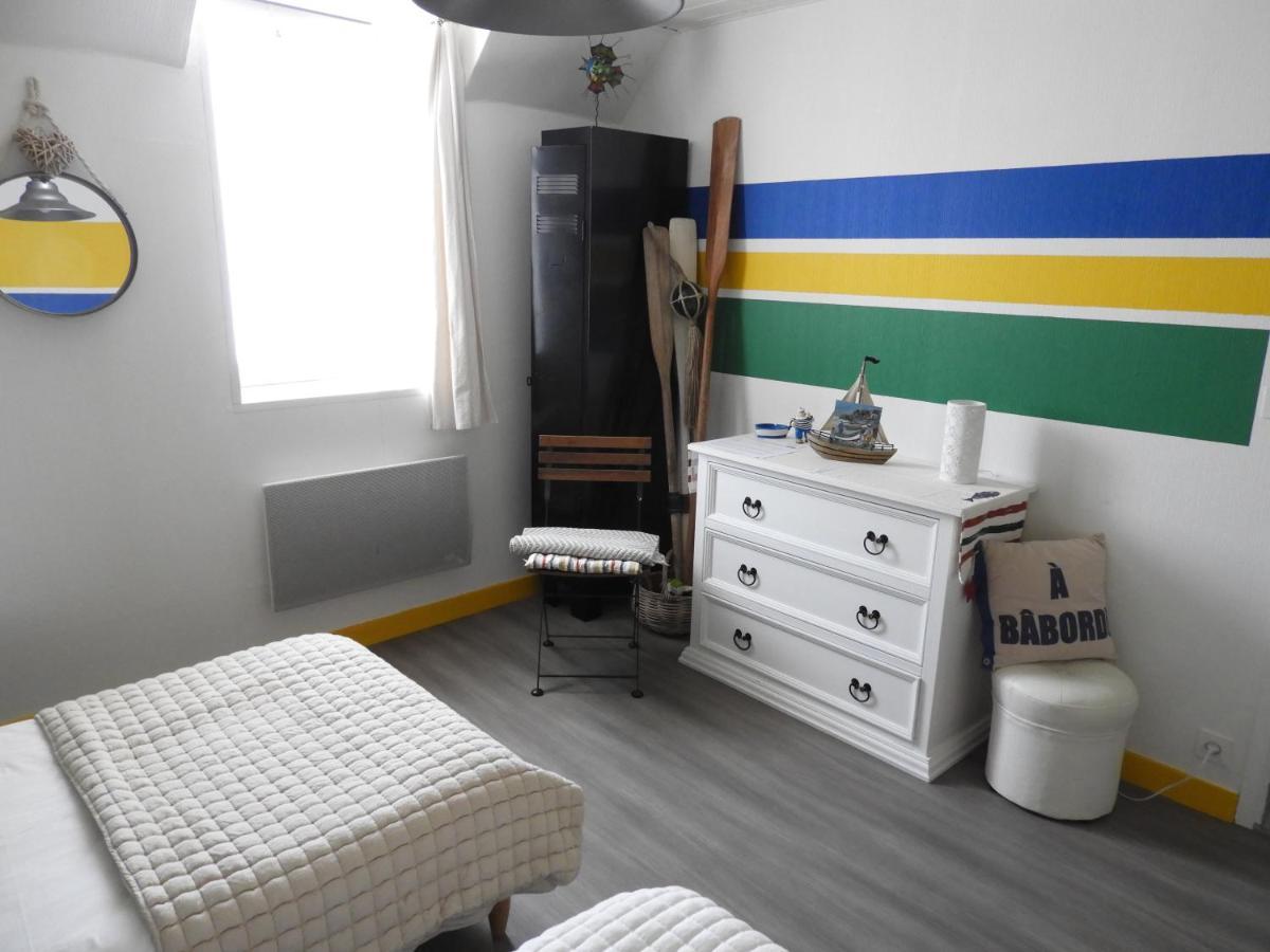Les Volets Bleus Bed & Breakfast Saint-Guenole ภายนอก รูปภาพ