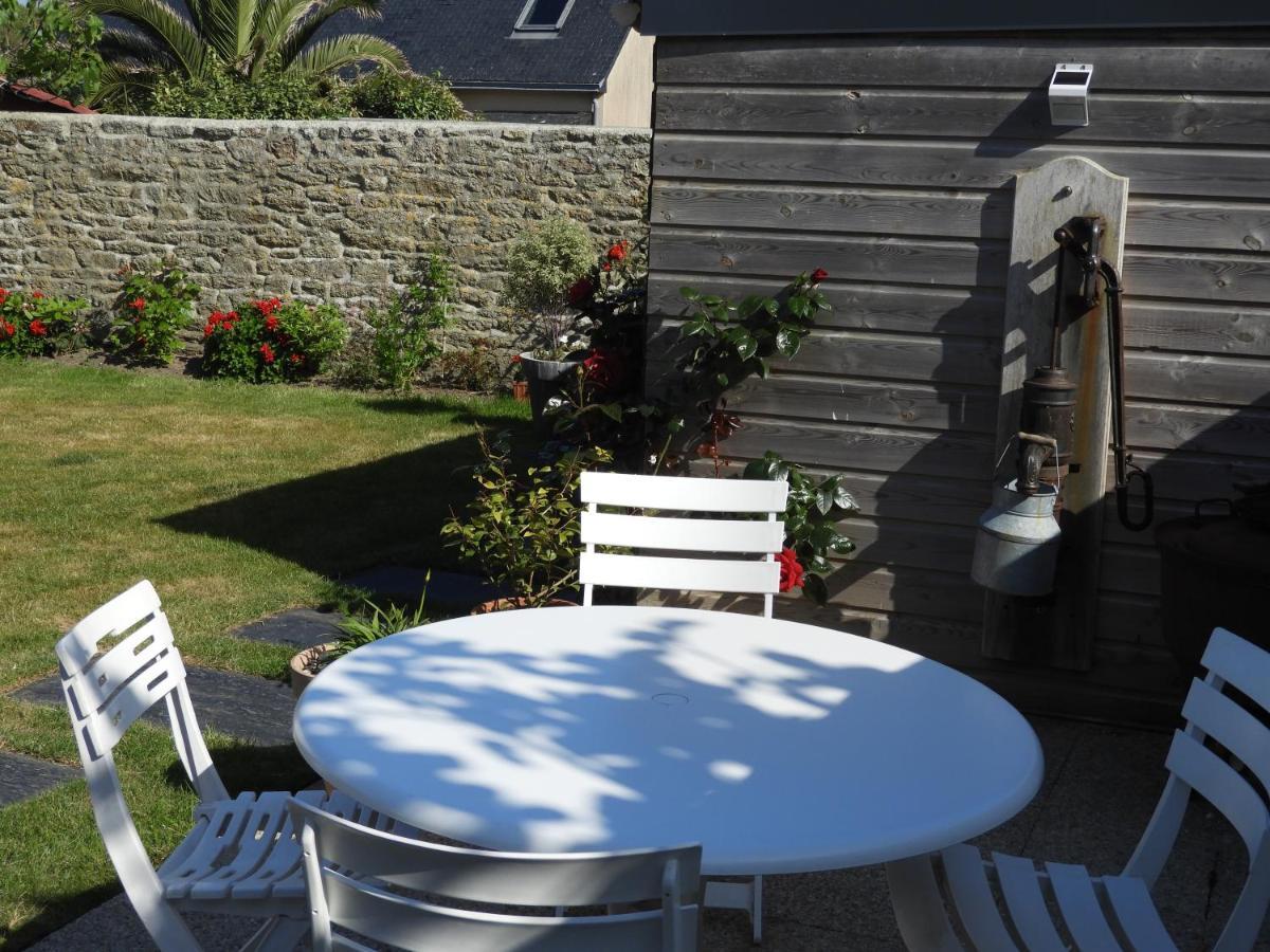 Les Volets Bleus Bed & Breakfast Saint-Guenole ภายนอก รูปภาพ